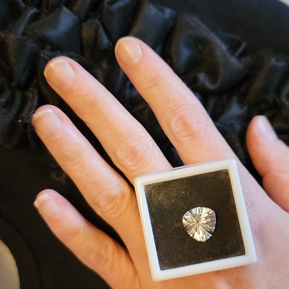 LARGE TRILLION CUT 5.60CT 12× 12 mm NATURAL GEMSTONE DANBURITE - Picture 4 of 6